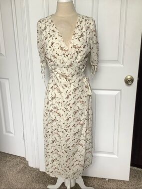 Etophe Studios Cream floral wrap dress. Size M. EUC